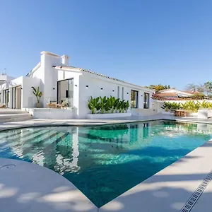  Villa Peman Luxurious Beachside